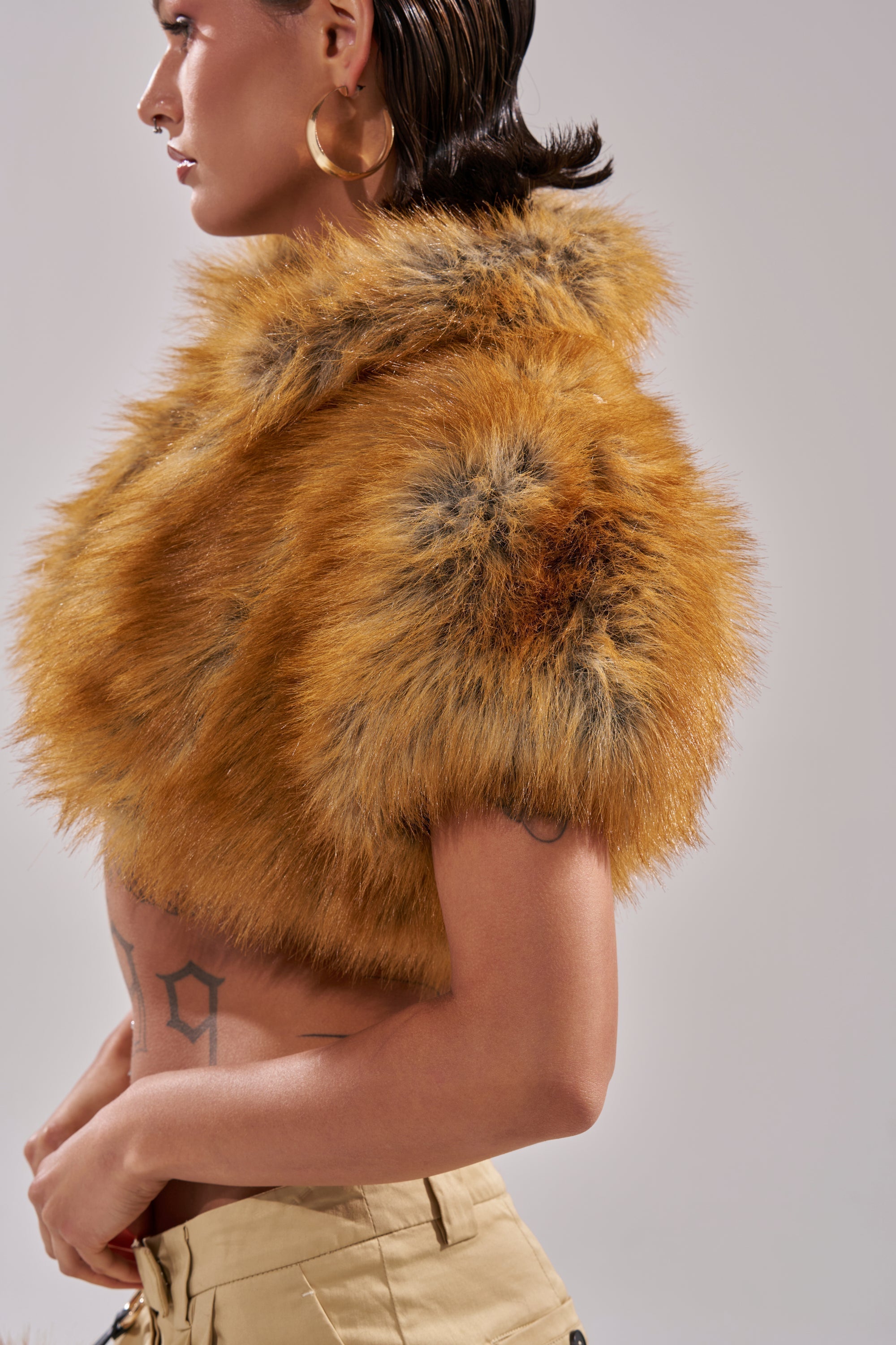 LUXE LIFE FAUX FUR SHAWL IN BROWN