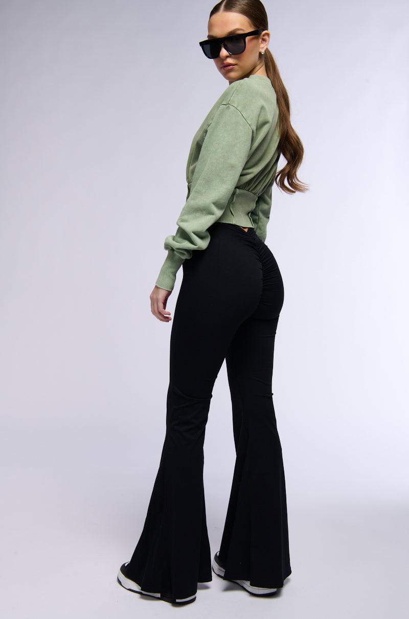 ON THE RUN RUCHED BACK FLARE LEGGING IN BLACK